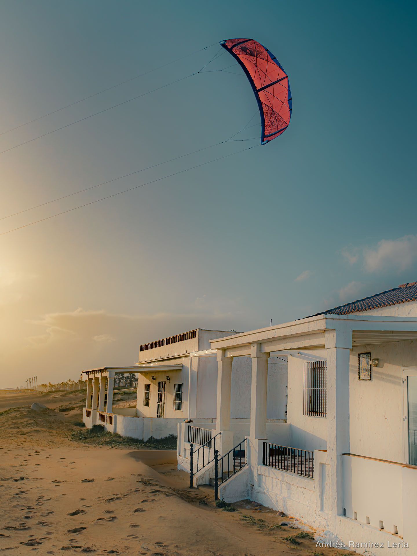 Hay momentos en #LaAntilla que no necesitan mucho más. Kike ya recogiendo después de una buena tarde de kite, la cometa todavía arriba, y esas casas de primera línea de la calle Guadiana viendo pasar 
