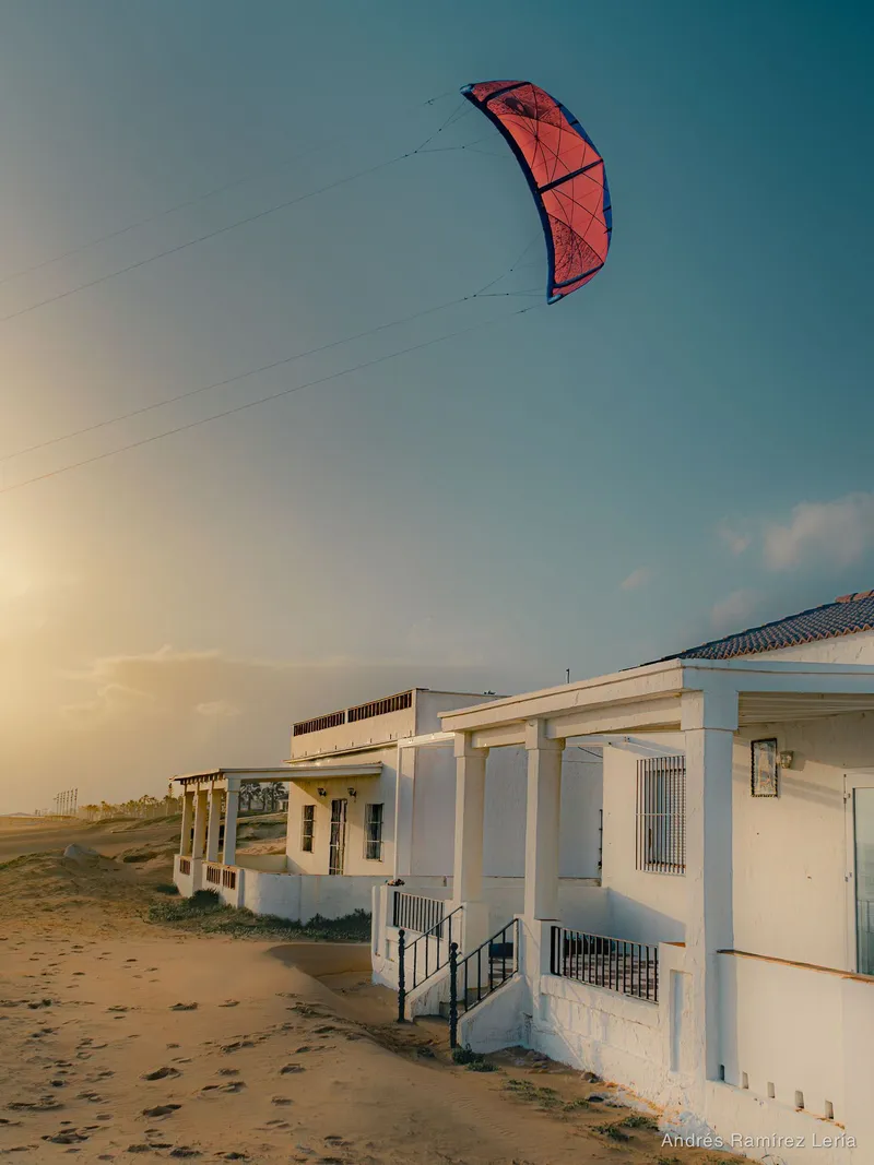 Hay momentos en #LaAntilla que no necesitan mucho más. Kike ya recogiendo después de una buena tarde de kite, la cometa todavía arriba, y esas casas de primera línea de la calle Guadiana viendo pasar 