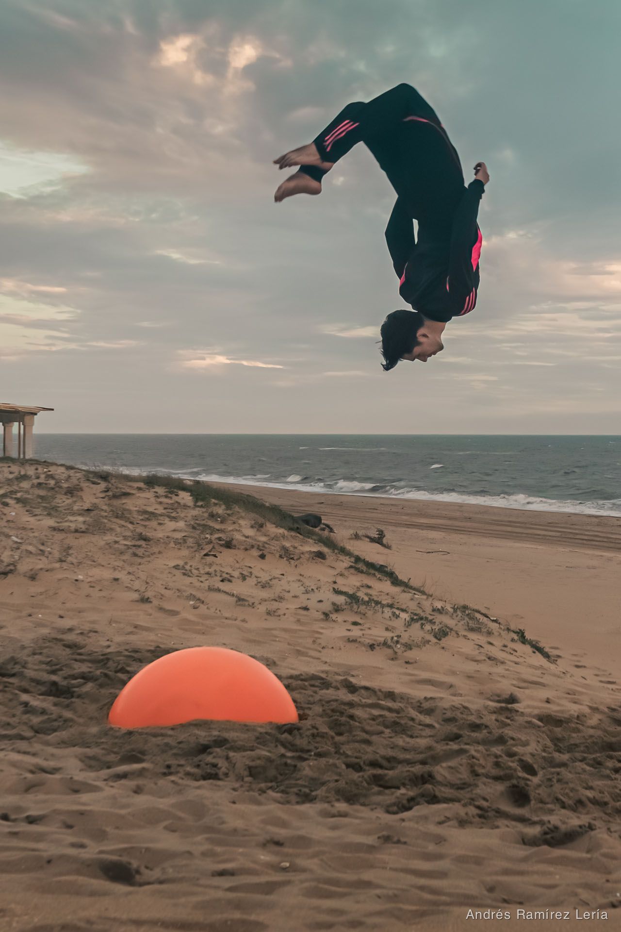 Últimos minutos de luz en la playa de #LaAntilla , el mar movido y la arena aún templada. Un salto de Andrés (@andre._512), un segundo en el aire y esa sensación de estar flotando justo antes de volve