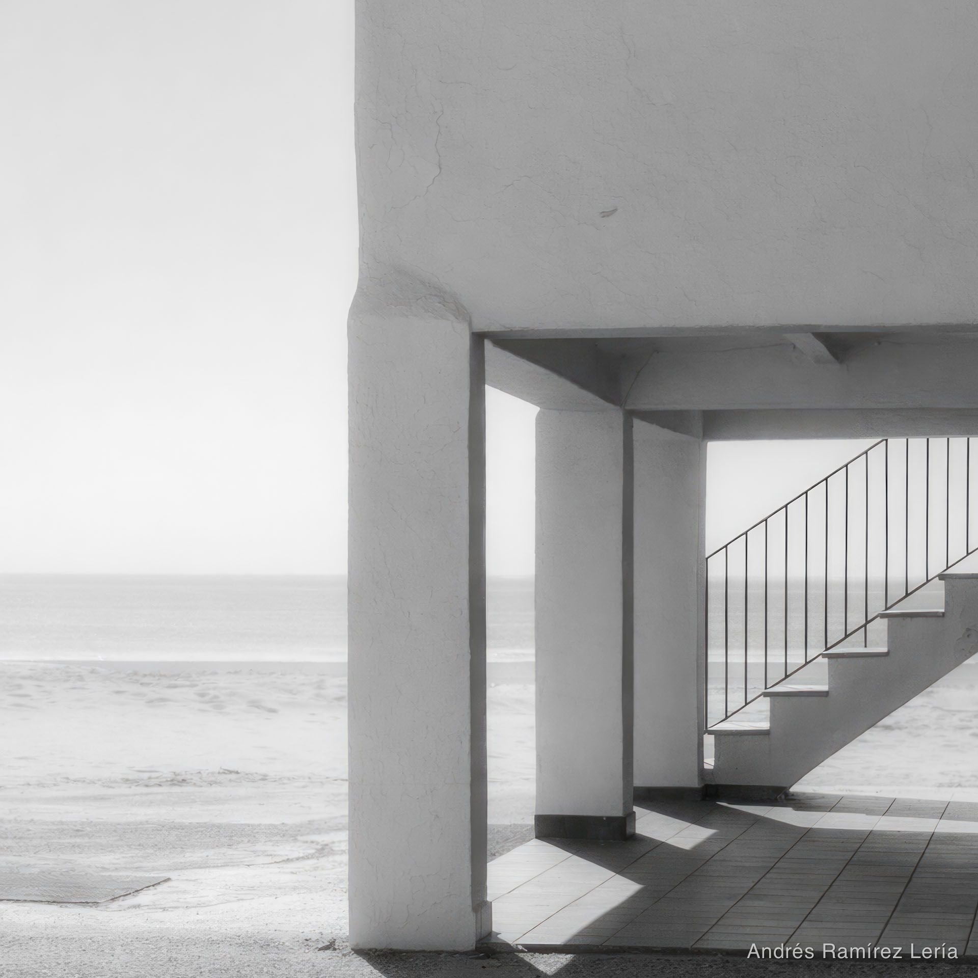 En La Antilla la arquitectura no busca protagonismo; ella se adapta. Son volúmenes claros, muy silenciosos, pensados para convivir con el viento atlántico y la luz limpia y clara del sur. Hay algo atl