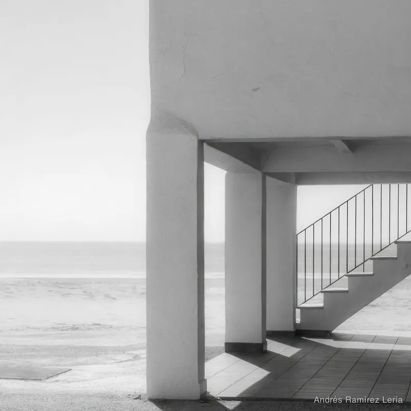 En La Antilla la arquitectura no busca protagonismo; ella se adapta. Son volúmenes claros, muy silenciosos, pensados para convivir con el viento atlántico y la luz limpia y clara del sur. Hay algo atl