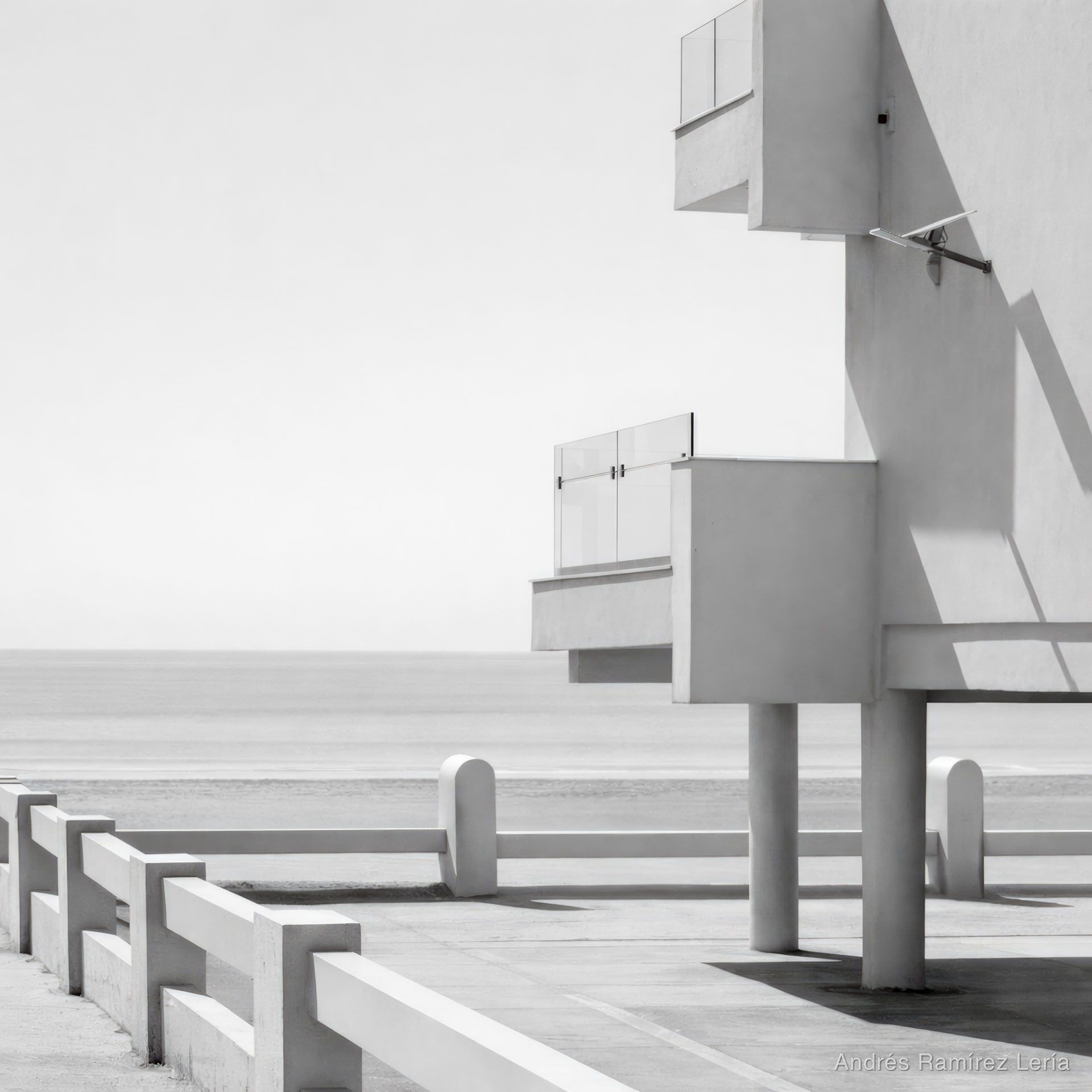 En La Antilla la arquitectura no busca protagonismo; ella se adapta. Son volúmenes claros, muy silenciosos, pensados para convivir con el viento atlántico y la luz limpia y clara del sur. Hay algo atl