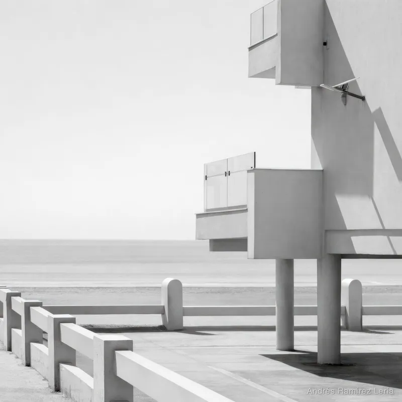 En La Antilla la arquitectura no busca protagonismo; ella se adapta. Son volúmenes claros, muy silenciosos, pensados para convivir con el viento atlántico y la luz limpia y clara del sur. Hay algo atl