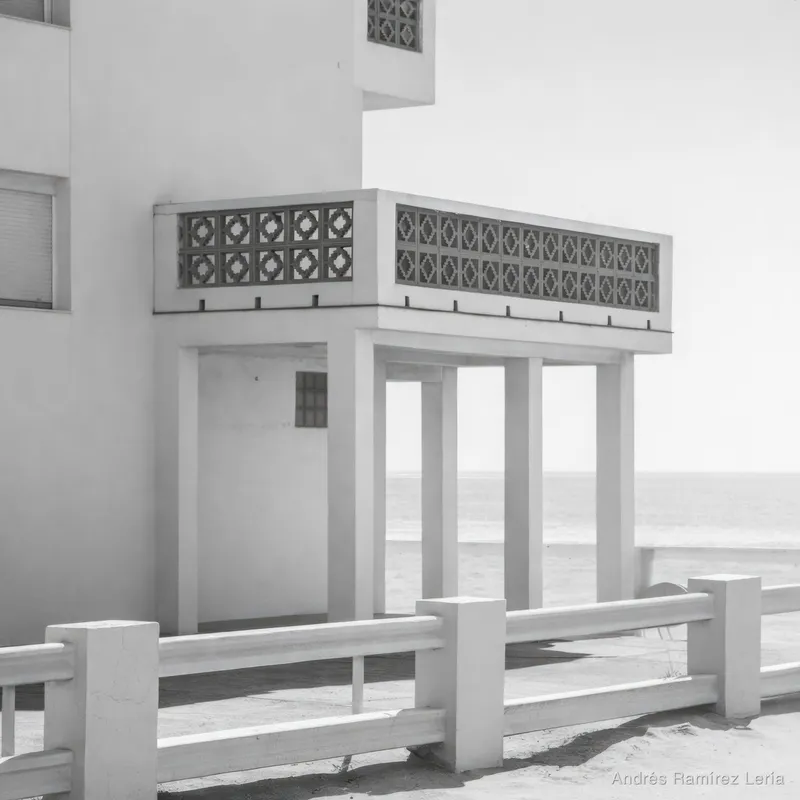 En La Antilla la arquitectura no busca protagonismo; ella se adapta. Son volúmenes claros, muy silenciosos, pensados para convivir con el viento atlántico y la luz limpia y clara del sur. Hay algo atl