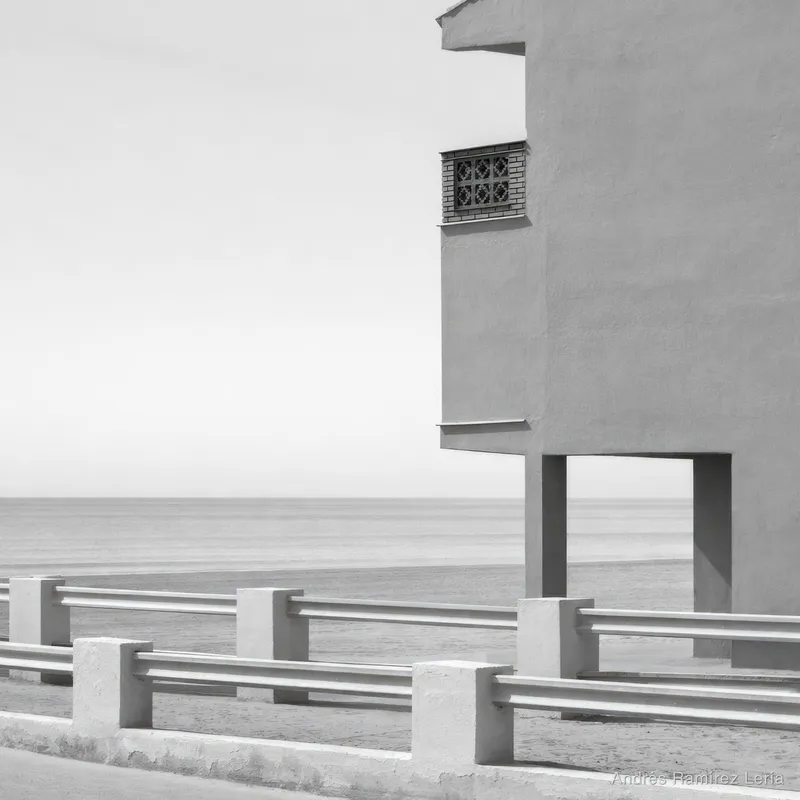 La arquitectura antillera tiene un aire sereno y funcional que recuerda a los antiguos refugios costeros pensados más para habitar el paisaje que para imponerse sobre él. Sus volúmenes sencillos y ele