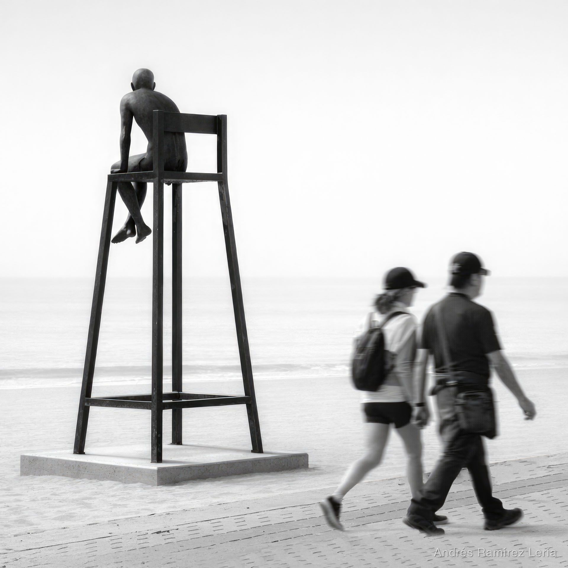 Cinco minutos parado en el paseo marítimo, esperando a que algo encajara sin forzarlo. La escultura del vigilante mirando al mar, la tarde tranquila y la gente pasando sin darse cuenta. En un momento 