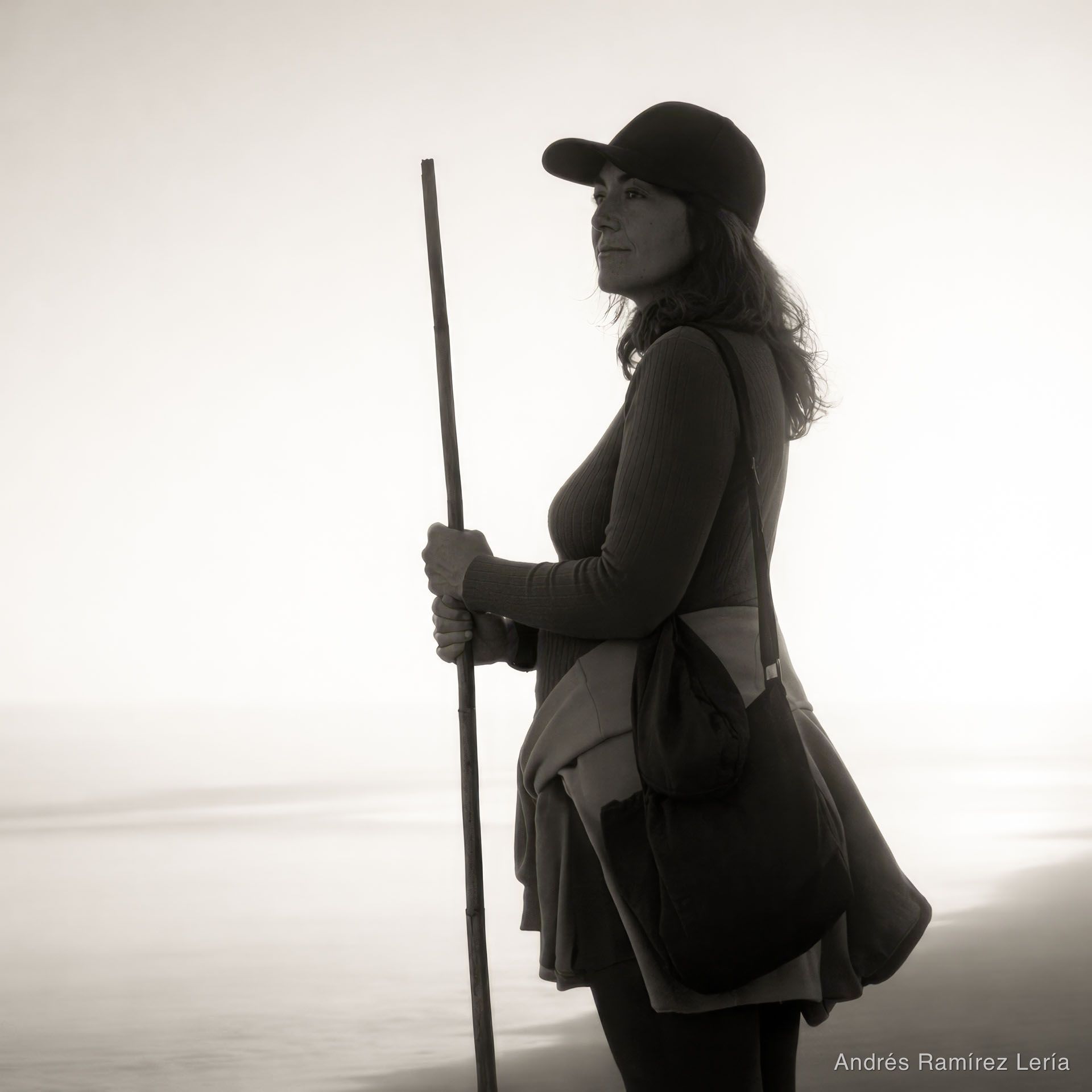 María, antillera desde siempre. Un atardecer tranquilo, mirando al horizonte sin prisa, mientras la luz se va apagando poco a poco sobre el mar. No pasaba nada especial… y precisamente por eso el mome