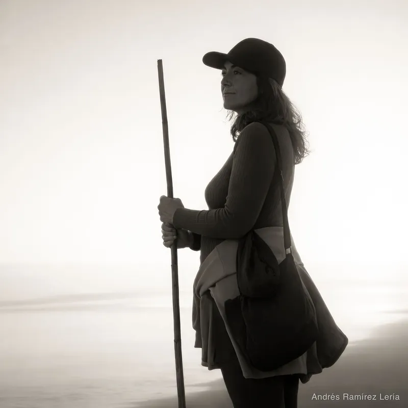 María, antillera desde siempre. Un atardecer tranquilo, mirando al horizonte sin prisa, mientras la luz se va apagando poco a poco sobre el mar. No pasaba nada especial… y precisamente por eso el mome