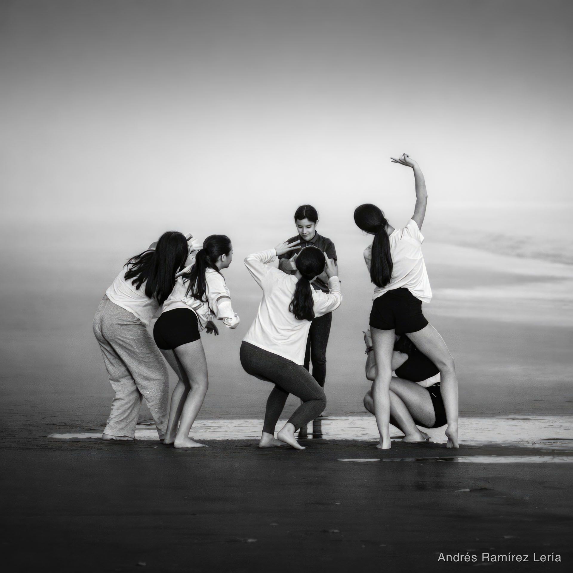 Un rato antes estaban ensayando coreografías de cheerleaders, con pompones y risas, aprovechando el primer fin de semana bueno después de casi dos meses de lluvia. Yo estaba lejos, sin querer romper e