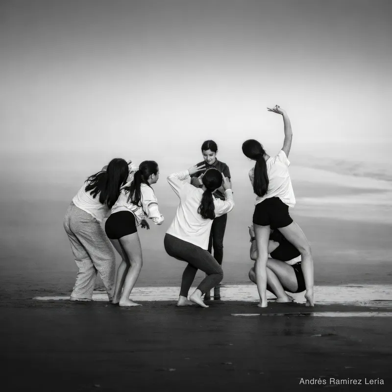 Un rato antes estaban ensayando coreografías de cheerleaders, con pompones y risas, aprovechando el primer fin de semana bueno después de casi dos meses de lluvia. Yo estaba lejos, sin querer romper e