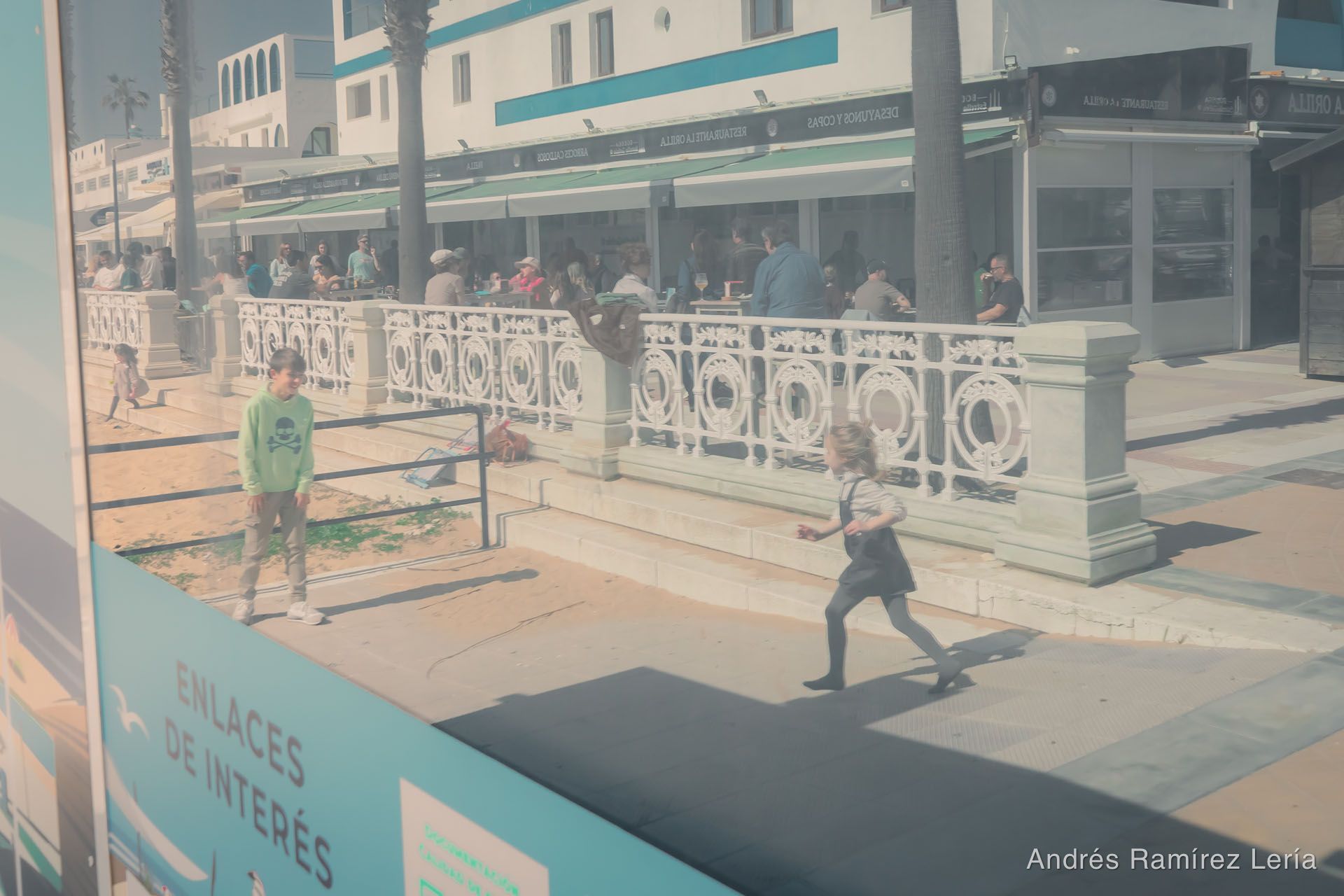 Donde pasa el día: A la hora del almuerzo, el paseo marítimo de #LaAntilla se convierte en un flujo continuo de historias breves: encuentros fugaces, pausas al sol y movimientos que cambian a cada ins