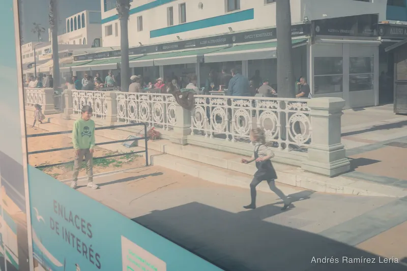 Donde pasa el día: A la hora del almuerzo, el paseo marítimo de #LaAntilla se convierte en un flujo continuo de historias breves: encuentros fugaces, pausas al sol y movimientos que cambian a cada ins