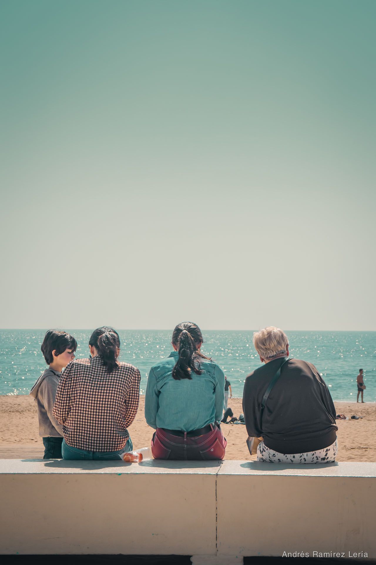 Donde pasa el día: A la hora del almuerzo, el paseo marítimo de #LaAntilla se convierte en un flujo continuo de historias breves: encuentros fugaces, pausas al sol y movimientos que cambian a cada ins