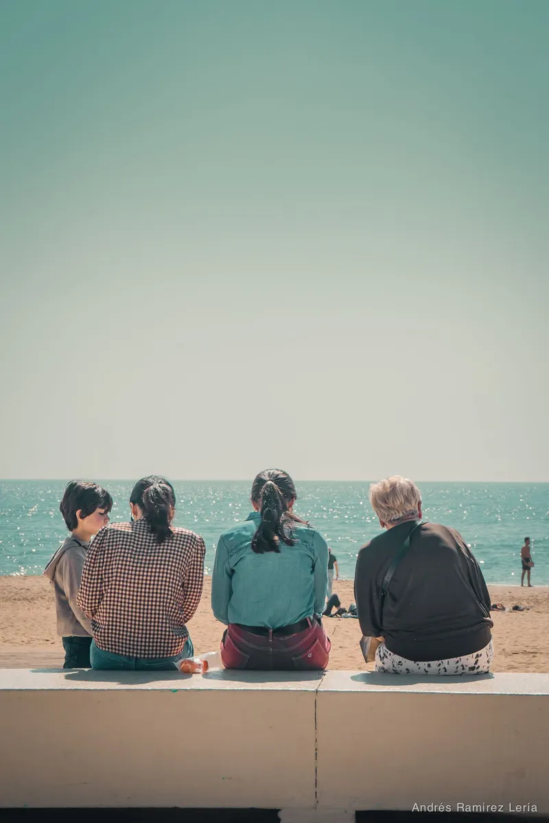 Donde pasa el día: A la hora del almuerzo, el paseo marítimo de #LaAntilla se convierte en un flujo continuo de historias breves: encuentros fugaces, pausas al sol y movimientos que cambian a cada ins