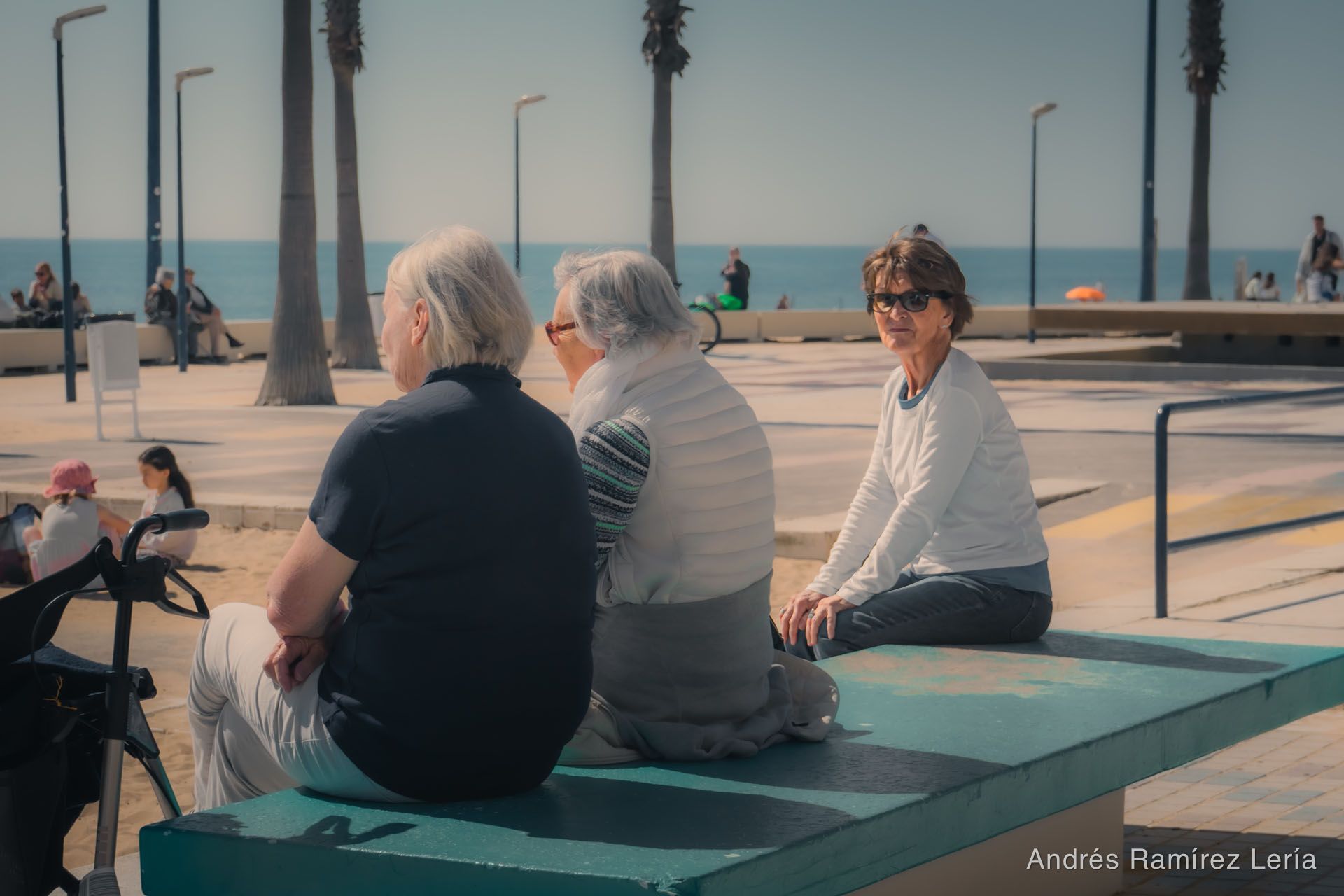 Donde pasa el día: A la hora del almuerzo, el paseo marítimo de #LaAntilla se convierte en un flujo continuo de historias breves: encuentros fugaces, pausas al sol y movimientos que cambian a cada ins