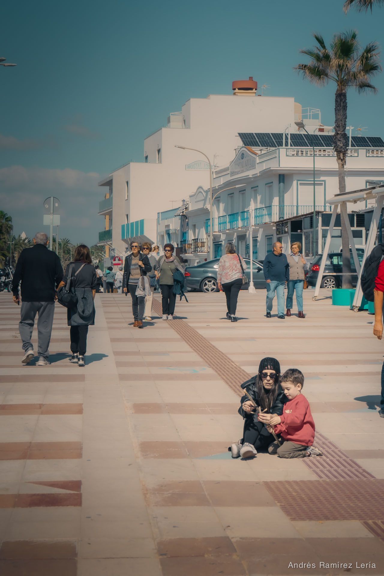 Donde pasa el día: A la hora del almuerzo, el paseo marítimo de #LaAntilla se convierte en un flujo continuo de historias breves: encuentros fugaces, pausas al sol y movimientos que cambian a cada ins