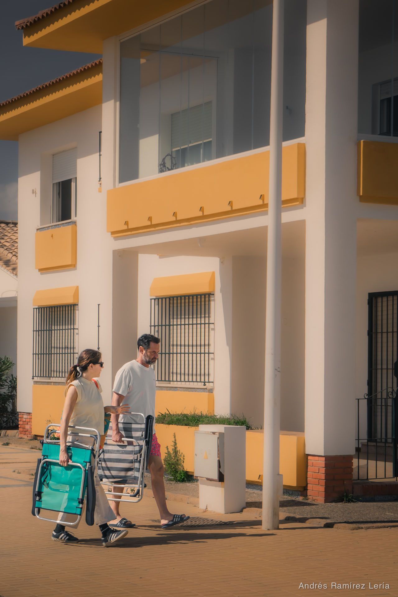 Antes de la temporada: Primeros días de marzo en el paseo marítimo en #LaAntilla. El sol ya pesa como si fuera verano y la rutina empieza a cambiar de ritmo: pasos tranquilos, conversaciones al mediod
