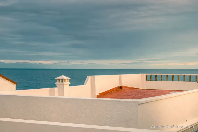 Atardecer de marzo en #LaAntilla. Las azoteas blancas del paseo marítimo mirando al Atlántico, cuando el invierno ya se va retirando y la playa vuelve poco a poco a la calma.