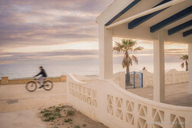 Marzo en #LaAntilla. La luz cae despacio y el paseo respira calma.