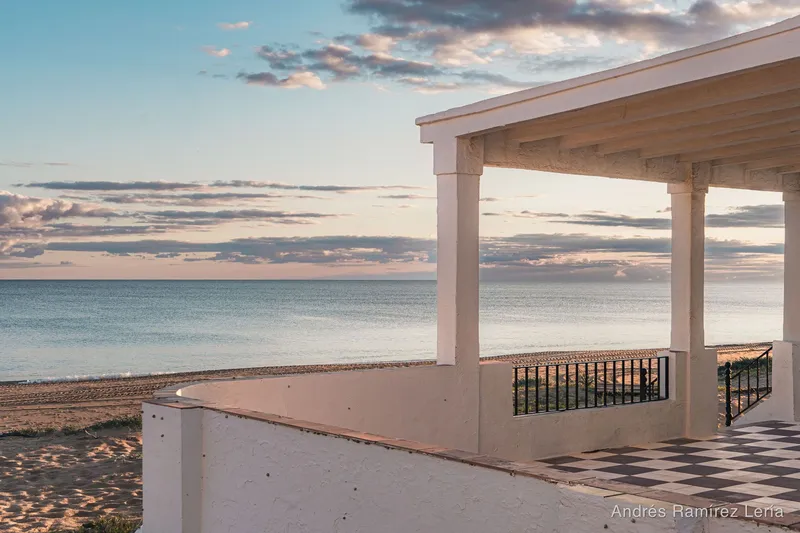 #LaAntilla fuera de temporada. Casas junto al mar, terrazas vacías y una luz suave que lo deja todo en pausa.