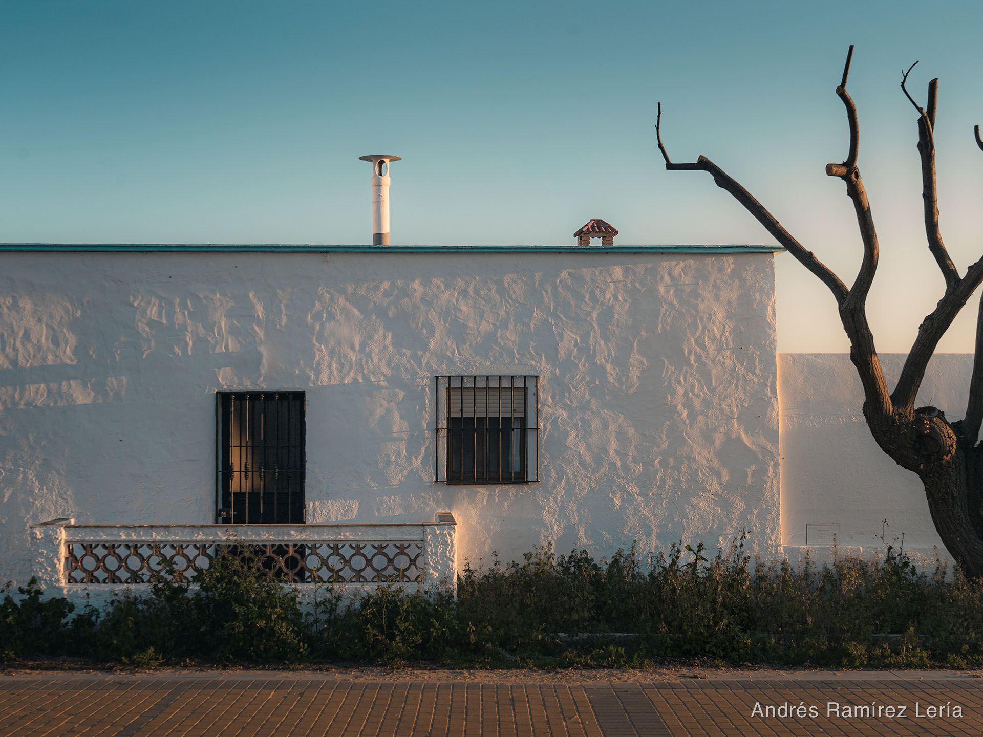 Hay fachadas que durante el día pasan desapercibidas, hasta que la última luz las convierte en otra cosa. #LaAntilla también vive de esos momentos pequeños.