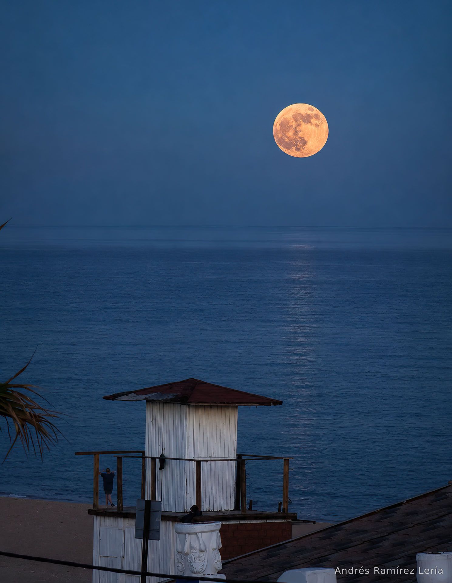 El verano apenas acaba de empezar y ya nos deja una de esas coincidencias que parecen escritas: lunes 29 de junio, 22:22, y la primera luna llena de la estación sobre La Antilla. Hay noches que no necesitan prometer nada; basta con estar presentes y dejar que algo nuevo comience.