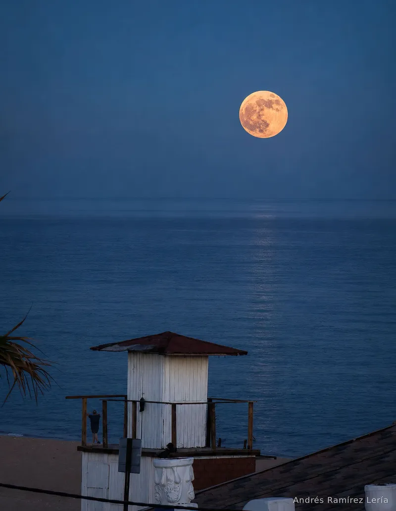 El verano apenas acaba de empezar y ya nos deja una de esas coincidencias que parecen escritas: lunes 29 de junio, 22:22, y la primera luna llena de la estación sobre La Antilla. Hay noches que no necesitan prometer nada; basta con estar presentes y dejar que algo nuevo comience.