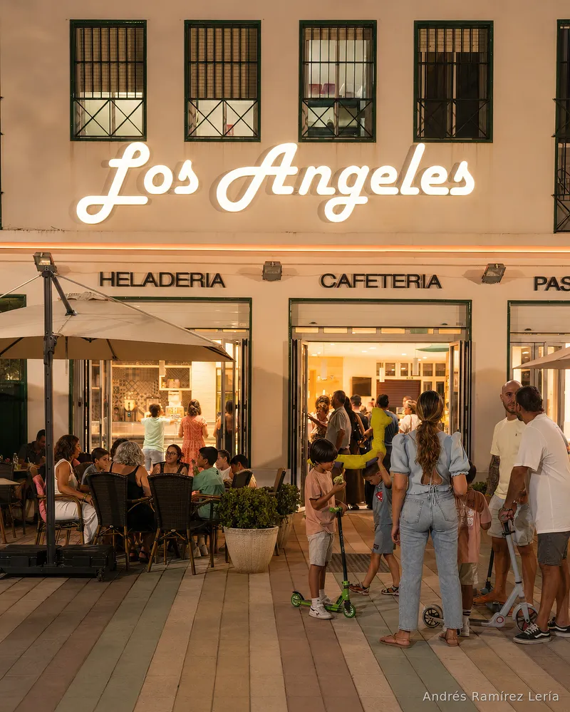 Desde 1981, algunas rutinas de verano siguen teniendo el mismo destino: una mesa, una luz encendida, algo dulce y esa forma tan antillera de alargar la noche sin prisa. Los Ángeles no es solo una heladería; es uno de esos pequeños rituales que hacen que volver a La Antilla tenga memoria.