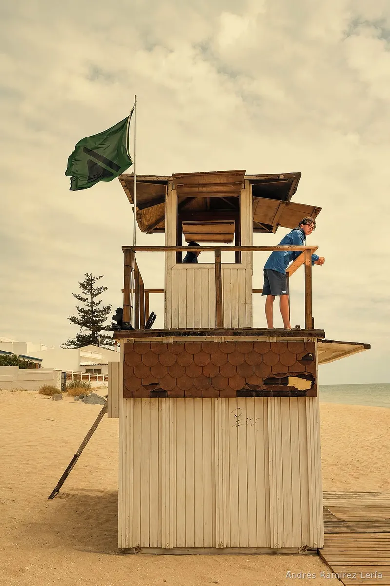 La playa tiene su belleza, sí, pero también tiene a quienes la cuidan. Esta caseta, al lado del Pino de #LaAntilla, guarda algo sencillo y enorme a la vez: la confianza de saber que mientras el verano avanza, hay profesionales pendientes de que todo siga bien.
Alejandro y su compañero: juventud, responsabilidad y esa calma que hace más segura la playa.