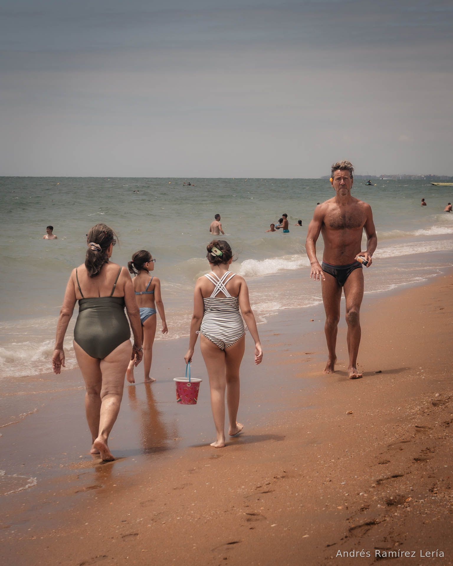 Hay una edad para llevar un cubo, otra para caminar despacio junto al agua y otra para salir del mar con la luz de frente. La playa las reúne todas sin hacer preguntas, en ese pequeño territorio donde las generaciones se cruzan y el tiempo parece menos importante.
