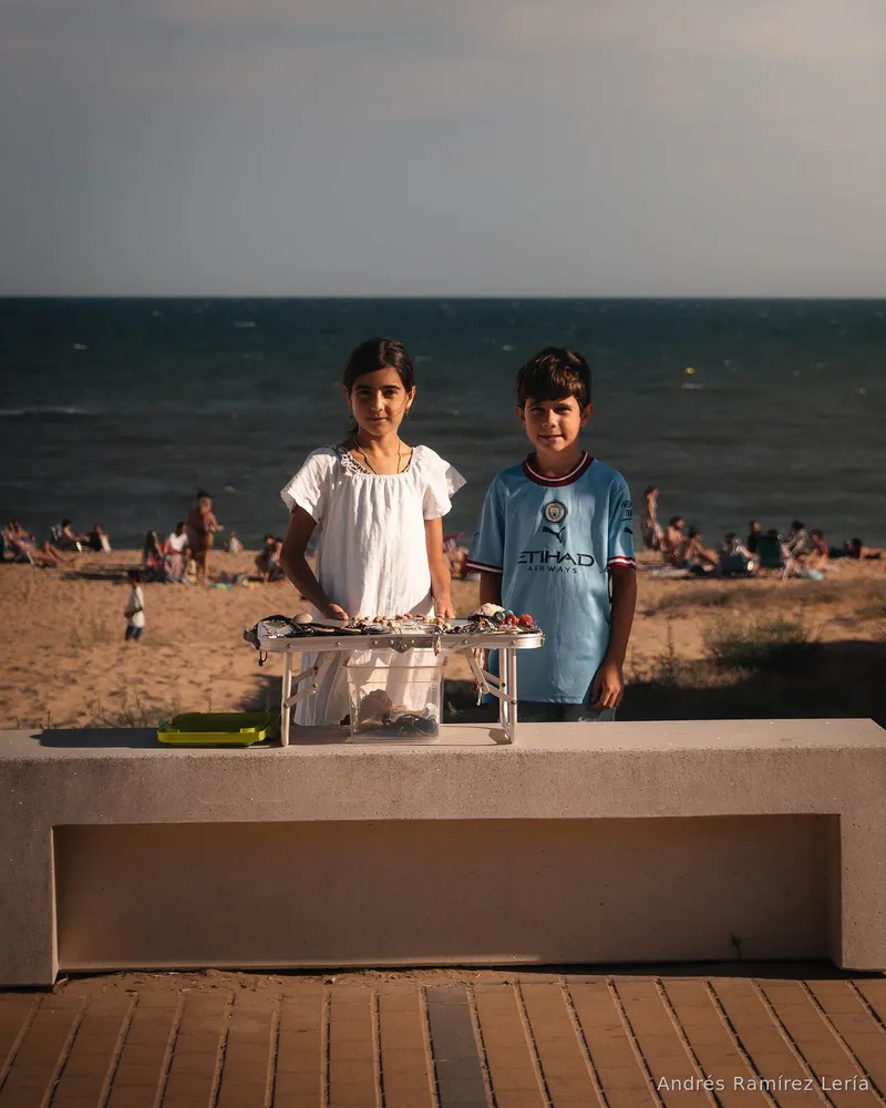 Mientras el sol va bajando sobre #LaAntilla, el paseo se llena de historias que nunca aparecen en los mapas. Carmen y Carlete convierten una tarde cualquiera de julio en una pequeña lección de creatividad, iniciativa y paciencia, recordándonos que emprender también puede empezar con una sonrisa, unos abalorios y muchas ganas.