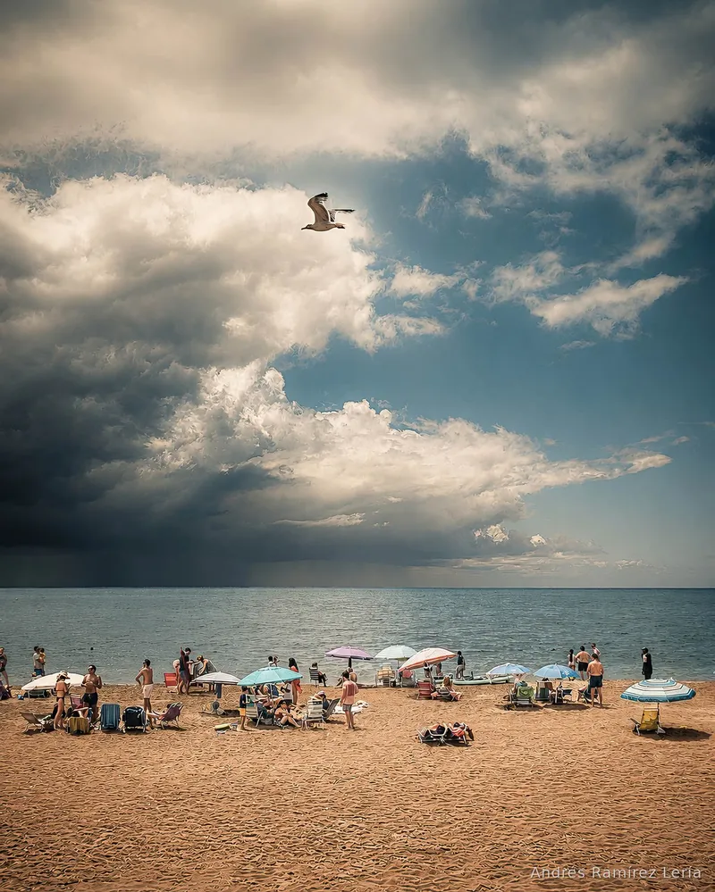 La lluvia repartió la playa entre quienes salieron corriendo y quienes decidieron que todavía no era hora de marcharse. El 12 de julio, La Antilla siguió siendo verano, aunque durante unos minutos el cielo opinara lo contrario.