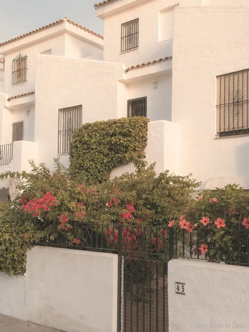 Finales de junio en La Antilla. El verano ya se ha instalado del todo y las tardes empiezan a tener ese ritmo lento que solo aparece cerca del mar. Calle Dorada, junto al paseo marítimo.