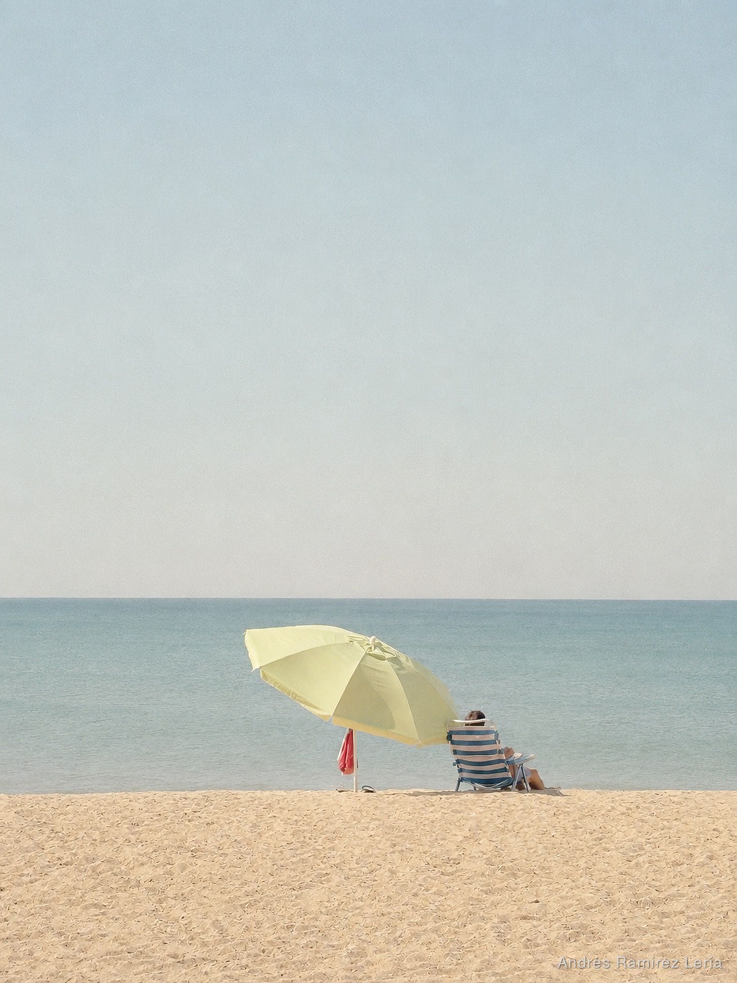 A veces el verano cabe en muy poco: una sombra, el mar delante y todo el tiempo del mundo. La Antilla, 28 de junio.