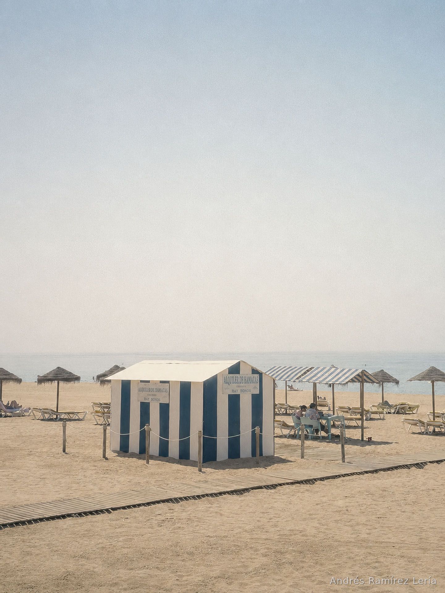 El verano también empieza mucho antes de que llegue el primer bañista: en quienes preparan la playa, levantan sus pequeños negocios y hacen posible esa rutina que para otros significa descanso. Primero de julio, Playa Central, La Antilla.