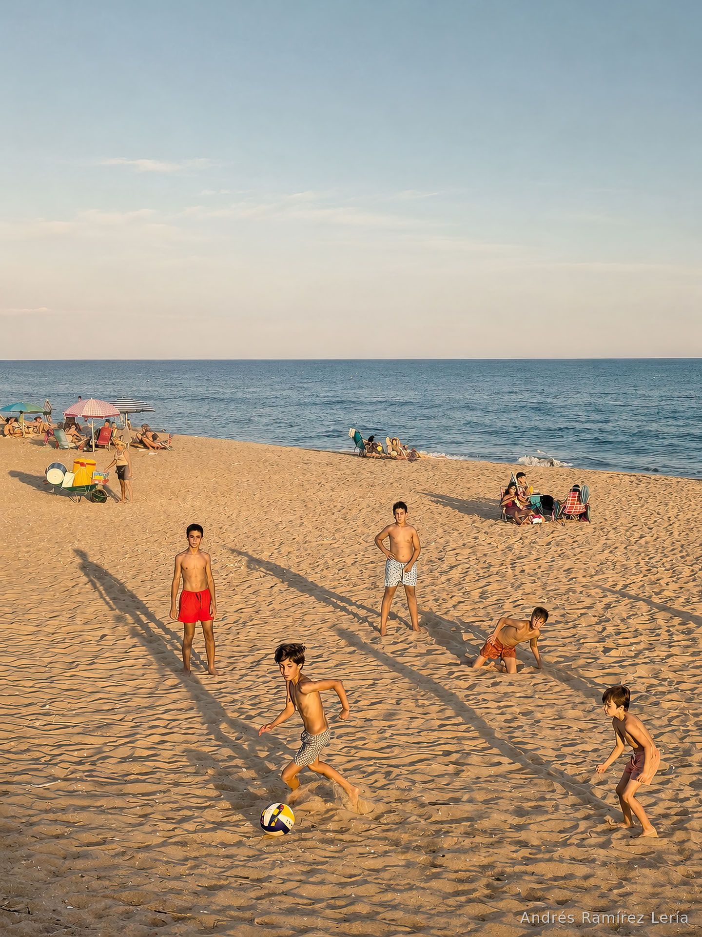 A principios de julio, cuando el día empieza a bajar y ya no hay horarios de colegio, el tiempo vuelve a pertenecerles. A las nueve, en la playa de la calle Céfiro, solo importan los amigos, el juego y esas tardes que parecen no tener prisa.