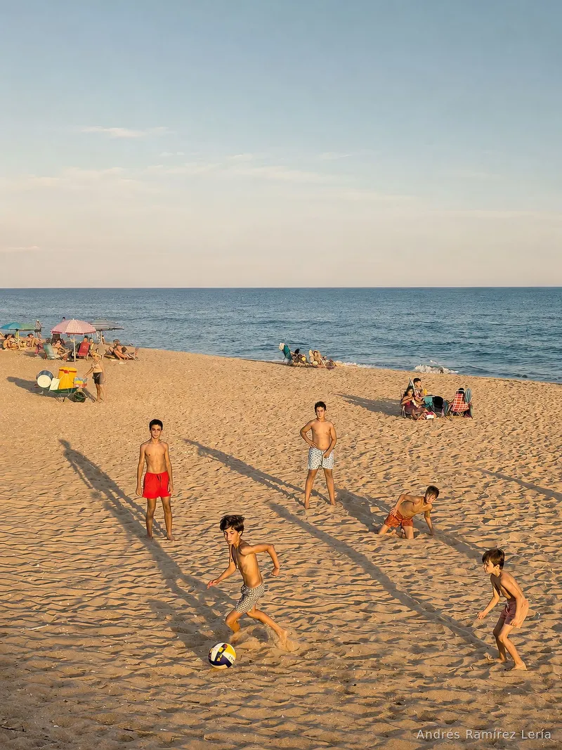 A principios de julio, cuando el día empieza a bajar y ya no hay horarios de colegio, el tiempo vuelve a pertenecerles. A las nueve, en la playa de la calle Céfiro, solo importan los amigos, el juego y esas tardes que parecen no tener prisa.