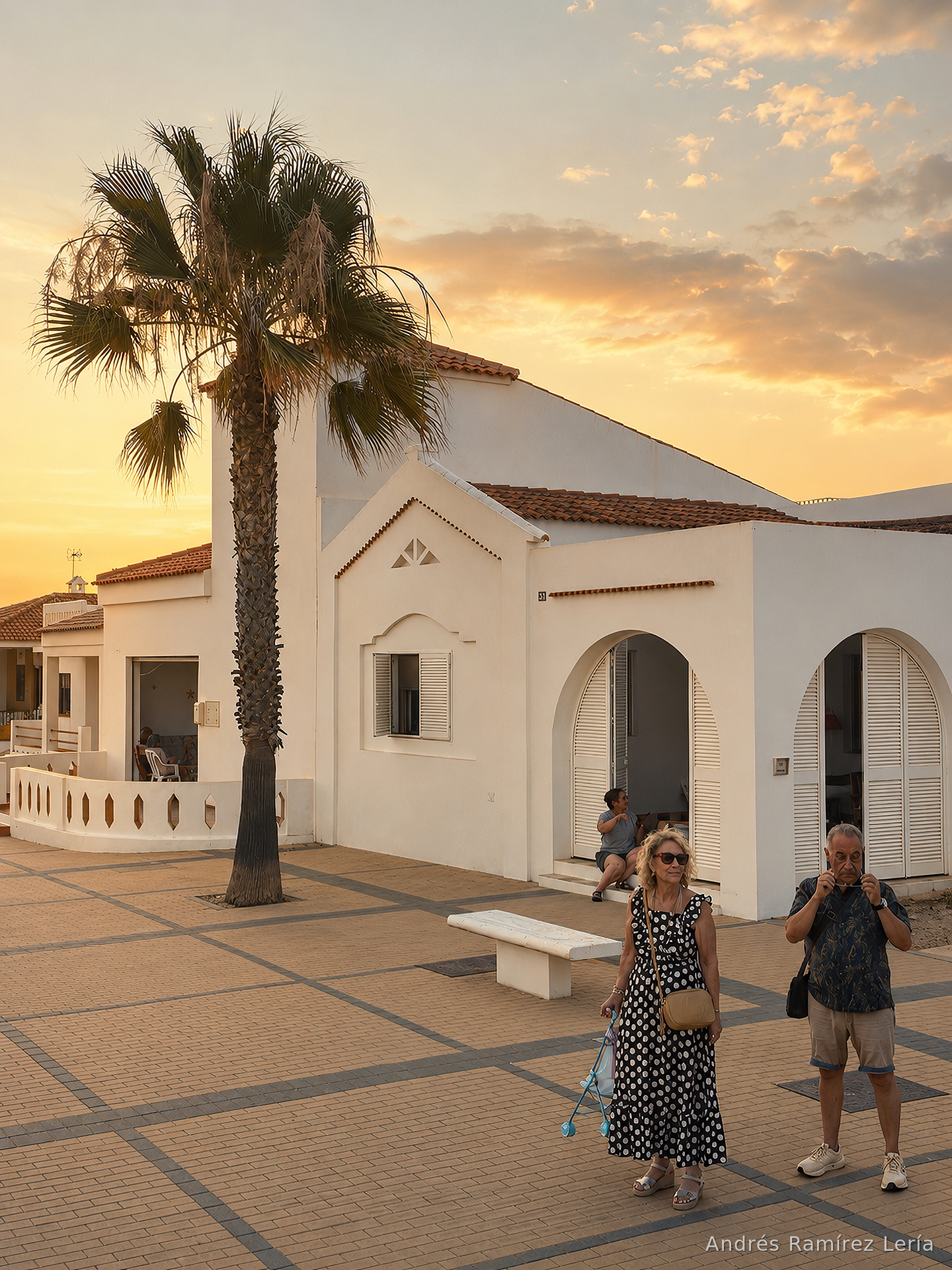 A las nueve y media de la noche, La Antilla tiene esa calma que no pertenece del todo al día ni todavía a la noche. El paseo marítimo se vuelve un lugar de regreso, de pasos lentos, de conversaciones sueltas y de esa luz dorada que hace que todo parezca quedarse un poco más en la memoria.