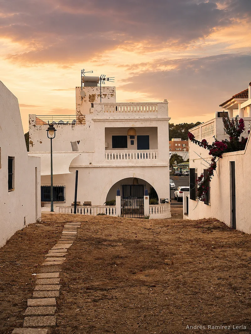 Hay casas que no necesitan estar en primera línea para tener mar dentro. En La Antilla, a pocos metros del paseo, el atardecer de julio también se queda en las fachadas, en los silencios y en esas calles donde el verano parece bajar un poco la voz.