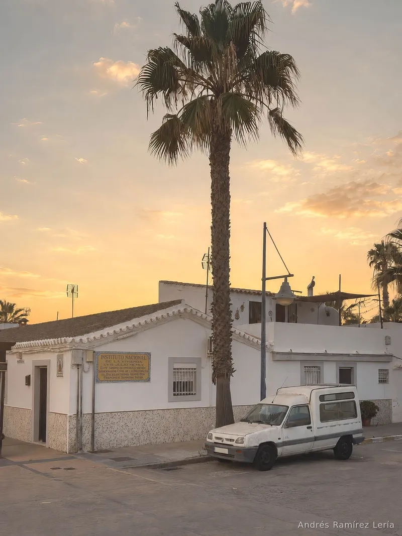 Antes de que el verano fuera escaparates, terrazas y paseo lleno, el Barrio de los Pescadores —El Carmen—, realizado en 1955, ya contaba otra manera de vivir cerca del mar. Esta entrada guarda algo de esa memoria sencilla, trabajada y blanca, todavía en pie bajo la luz de julio.