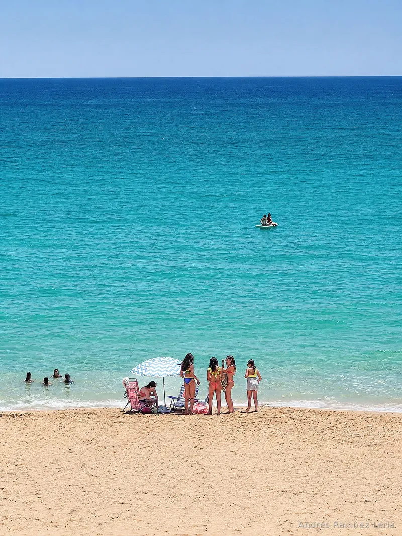 Hay días que no se explican: se quedan flotando en algún punto entre la luz, el agua y esa sensación de verano que empieza a hacerse sitio sin pedir permiso. 6 de julio en La Antilla.