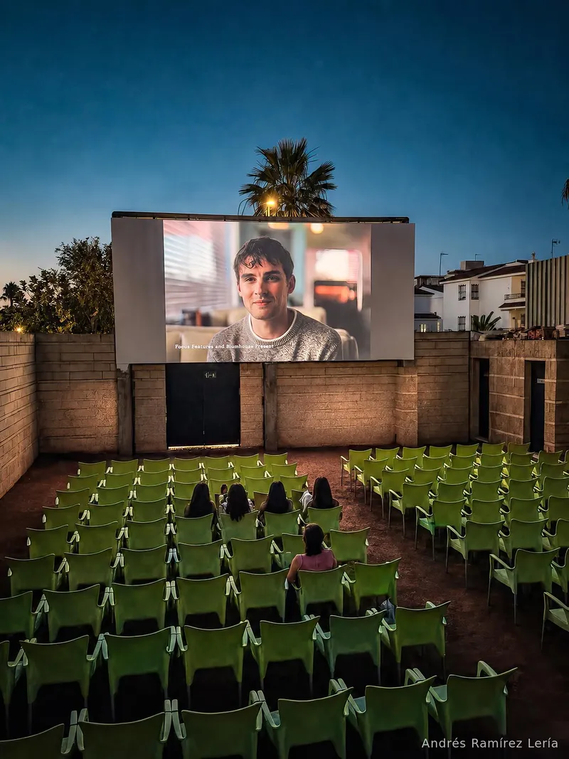 No sé si veníamos por la película, por la noche o por esa liturgia pequeña de traer la cena de casa y de la Avenida Castilla como si fuera parte del ritual. Pero entre Obsession, los bocatas calientes y el murmullo del cine de verano, La Antilla volvió a hacer lo que mejor sabe: convertir lo normal en recuerdo.
