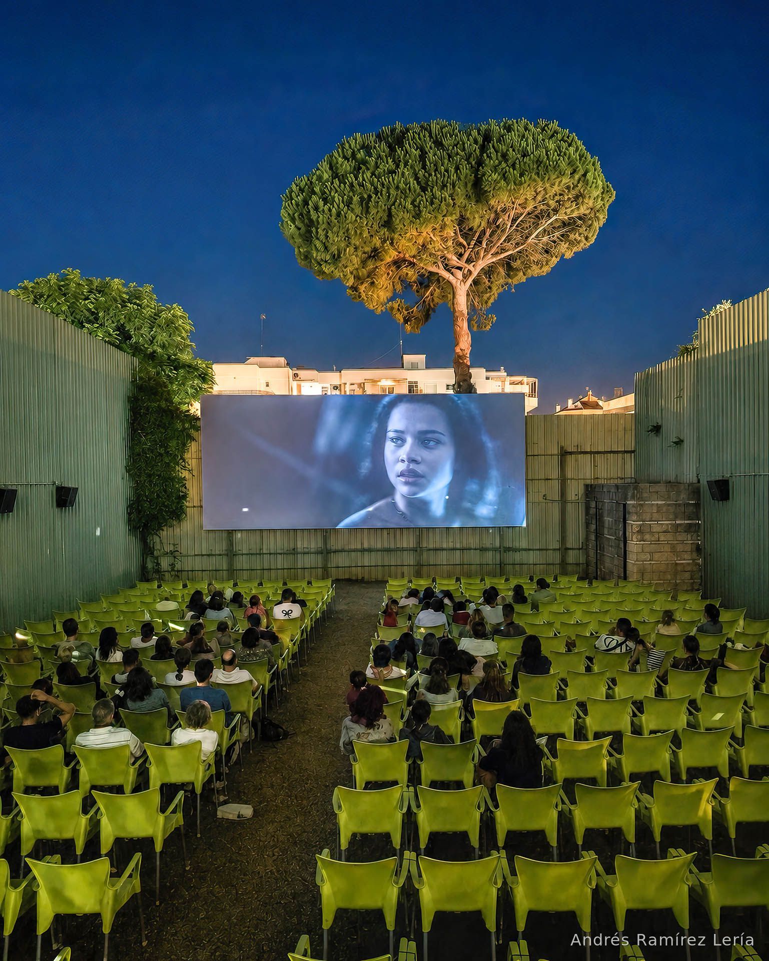 A veces el cine de verano no va solo de mirar una pantalla, sino de compartir una calma. De llegar sin demasiada épica, sentarse, comentar cualquier cosa en voz baja y sentir que el plan tenía esa medida exacta que tienen las noches buenas: película, brisa, julio y alguien con quien apetece estar.